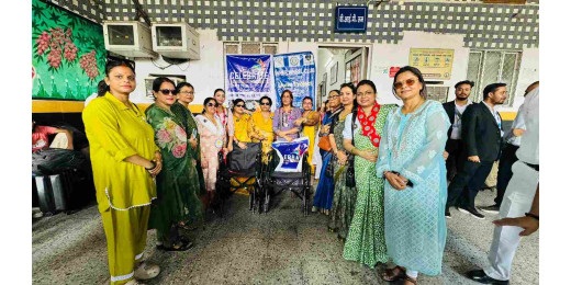इनर व्हील क्लब ने रेलवे स्टेशन को दिया व्हीलचेयर